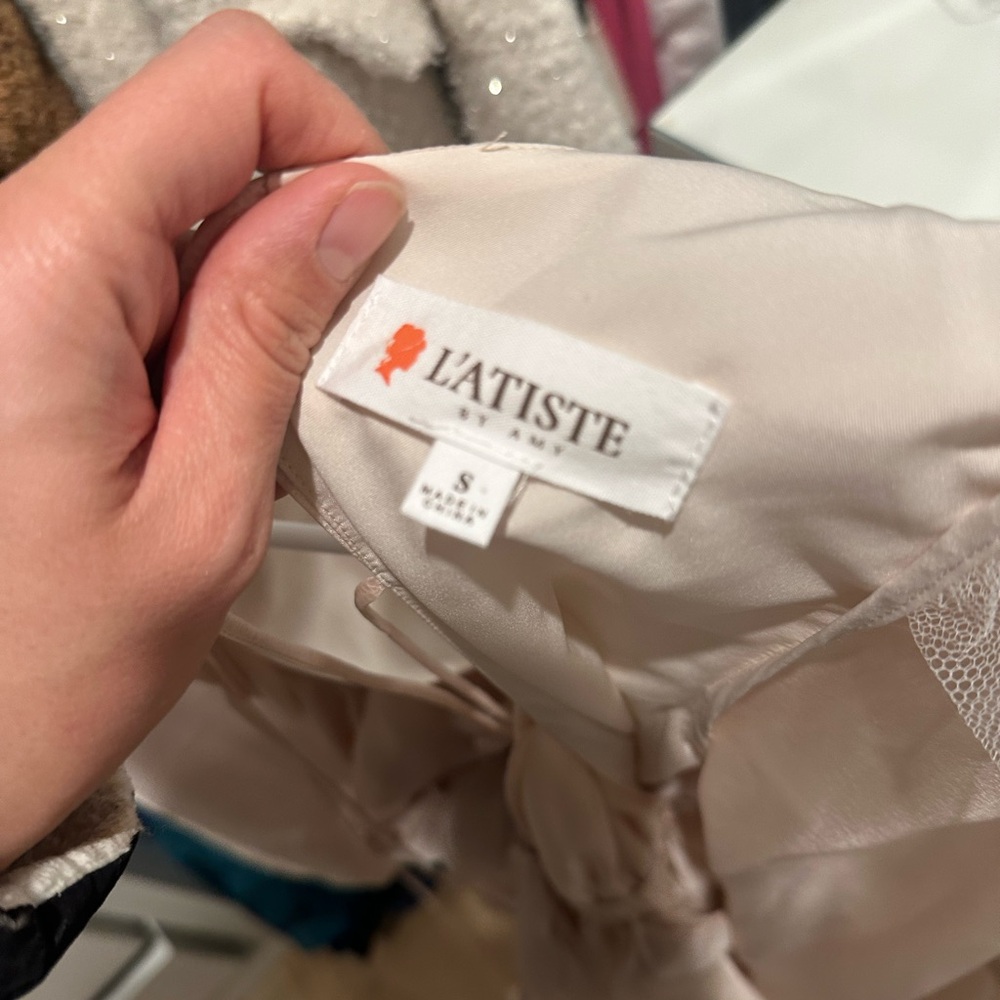 L’atiste By Amy ORGANZA Maxi DRESS WITH 3D FLORAL APPLIQUÉS Size S - Picture 4 of 7